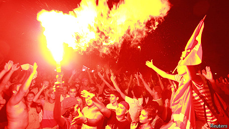 تظاهر الآلاف أمام البرلمان للمطالبة باستقالة الحكومة